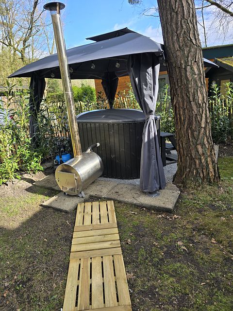 Cute shepherds hut with private hot tub in nature - 2