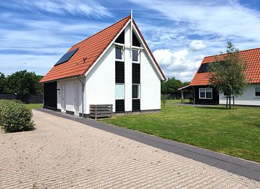 Detached house with a covered porch - 40
