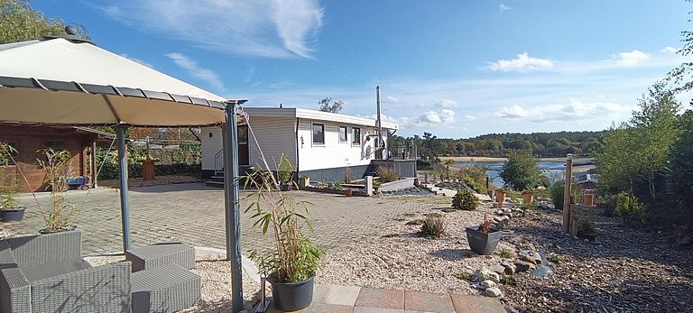 Vakantiehuis met uitzicht op een meer - 1