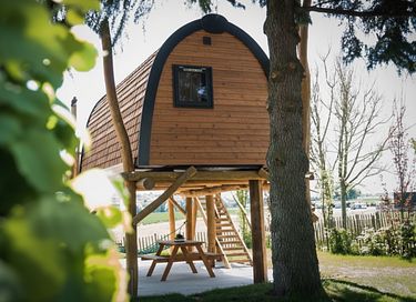 Boomhut met uitzicht op de heuvels
