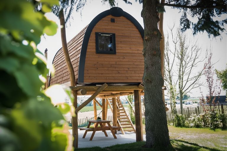 Cabane dans les arbes avec vue sur les collines - 1