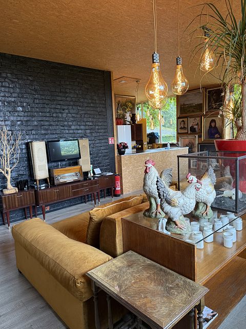 Artsy apartment with hot tub - 4