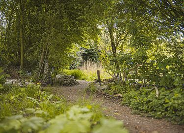 Handgefertigte Hirtenhütte in einem Parkgarten - 21