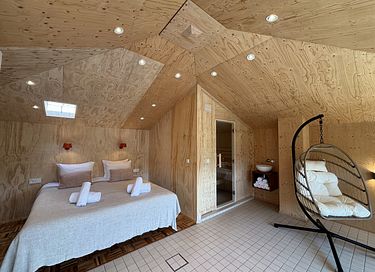 Slapen in een 'hooischuur' met privé wellness - 7