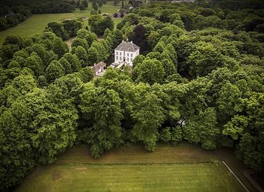 Uniek slapen op binnenplaats van een kasteel - 19