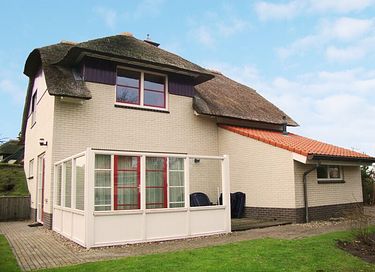 House with garden near the IJsselmeer