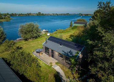 Nature cottage right on the water