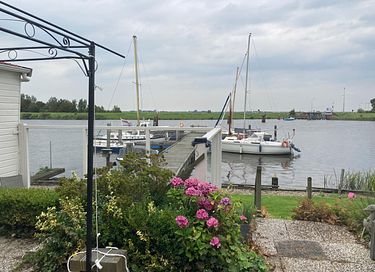 Cozy chalet right on the water - 8