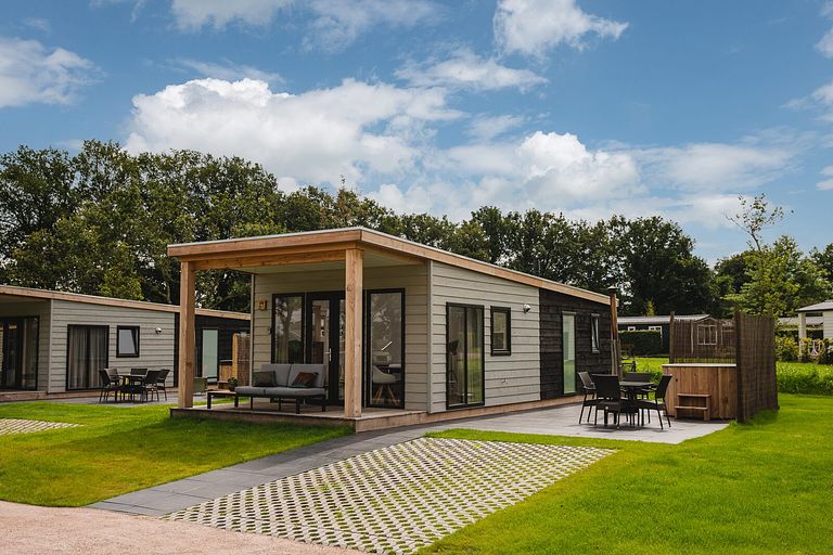 Luxe 4-persoons lodge met privé hottub - 1