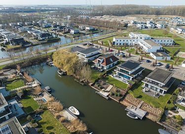 Maison moderne avec ponton au bord de l'eau - 22