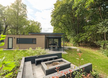 Luxuriöse Lodge mit Sitzecke und Außenkamin
