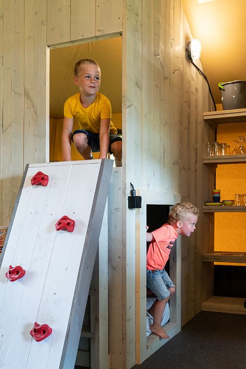 Grote glamping tent op gezellige camping - 3