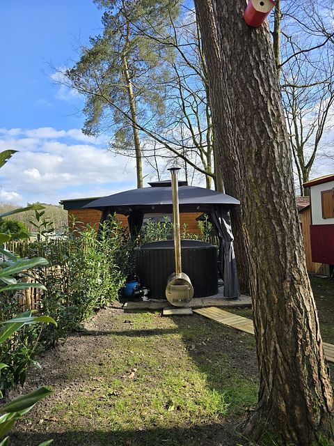 Cute shepherds hut with private hot tub in nature - 4