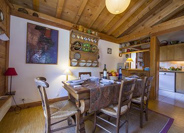 Joli chalet dans les montagnes avec vue