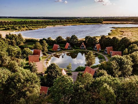 Knus huisje aan een visvijver in het groen - 4