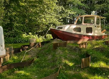 Spending the night in a cabin boat - 11