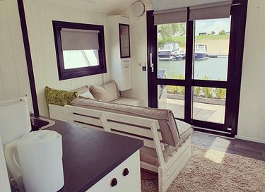Cozy houseboat on the water in Gelderland - 2