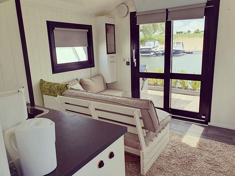 Cozy houseboat on the water in Gelderland - 2