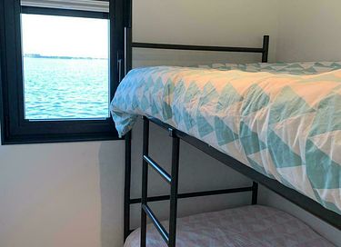 Moderne houseboot aan het Sneekermeer - 10