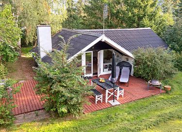 Vakantiehuis omgeven door groen met terras - 1