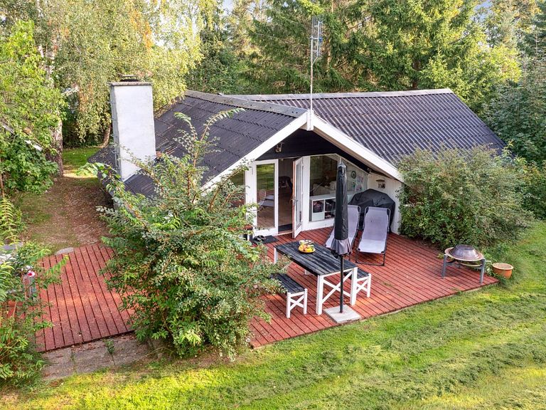 Vakantiehuis omgeven door groen met terras - 1
