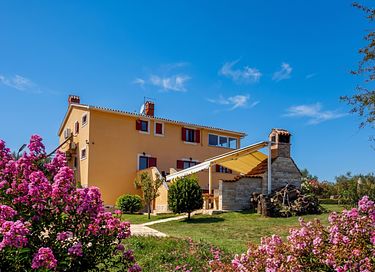 Large villa with private pool and spacious garden - 13