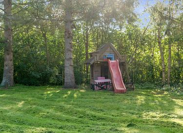 Vakantiehuis omgeven door groen met terras - 11