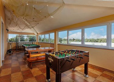Large villa with private pool and spacious garden - 12