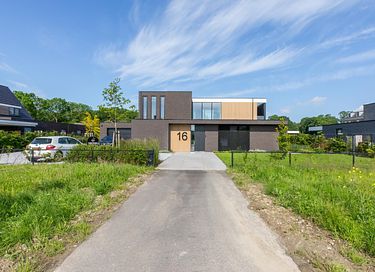 Sunny holiday home close to the sea