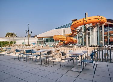 Tente safari sur un camping avec de nombreuses piscines - 12