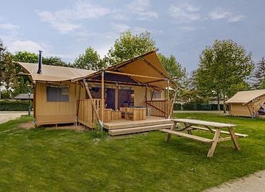 Tente safari de luxe dans un parc de vacances équipé