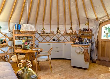 Une yourte équipée d'un poêle à bois et offrant tout le confort d'une suite d'hôtel - 10