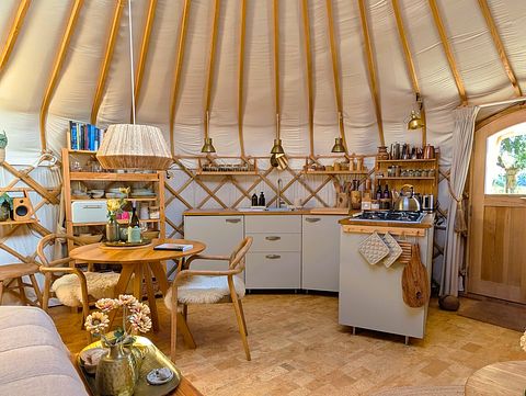 Yurt con stufa a legna e il lusso di una suite d’albergo - 4