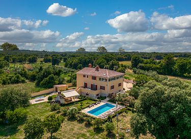 Large villa with private pool and spacious garden - 5