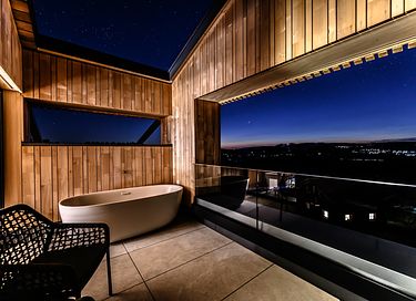 Luxury suite with a romantic outdoor tub - 4