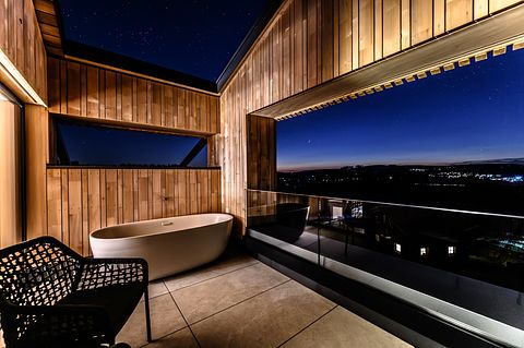 Luxury suite with a romantic outdoor tub - 4