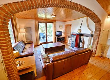 Chalet en bois au milieu de la forêt - 4