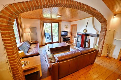 Chalet en bois au milieu de la forêt - 4