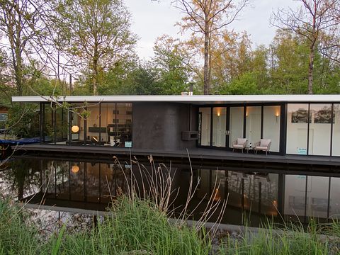 Belle péniche au design contemporain - 4