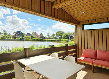 Geräumiges Chalet mit Garten und Terrasse am Wasser