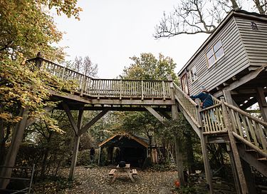 L'arbre a cabane avec un balcon dans un environnement naturel - 24