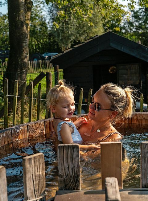 Houten cabin met hottub in het groen - 4
