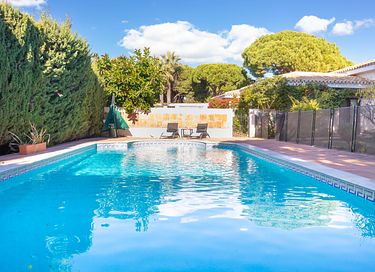 Large holiday home with private pool and garden - 3