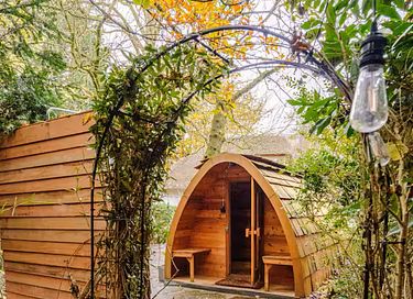 B&B suite with hot tub and sauna - 25