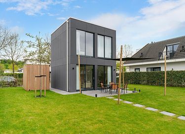 Modern cube villa (4p) on the waterfront