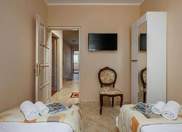 Large villa with private pool and spacious garden - 37