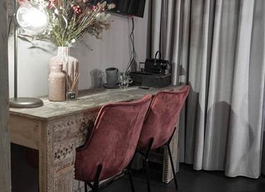Designer room in historic B&B - 6