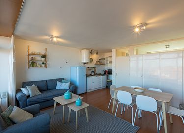 Apartment with balcony right by the sea - 8