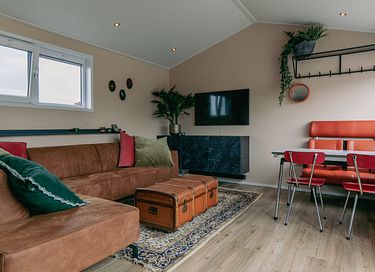 Tiny House by the water with private jacuzzi - 12