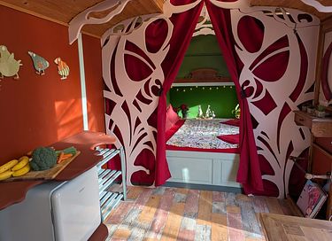 tiny house colorée dans le verger - 7